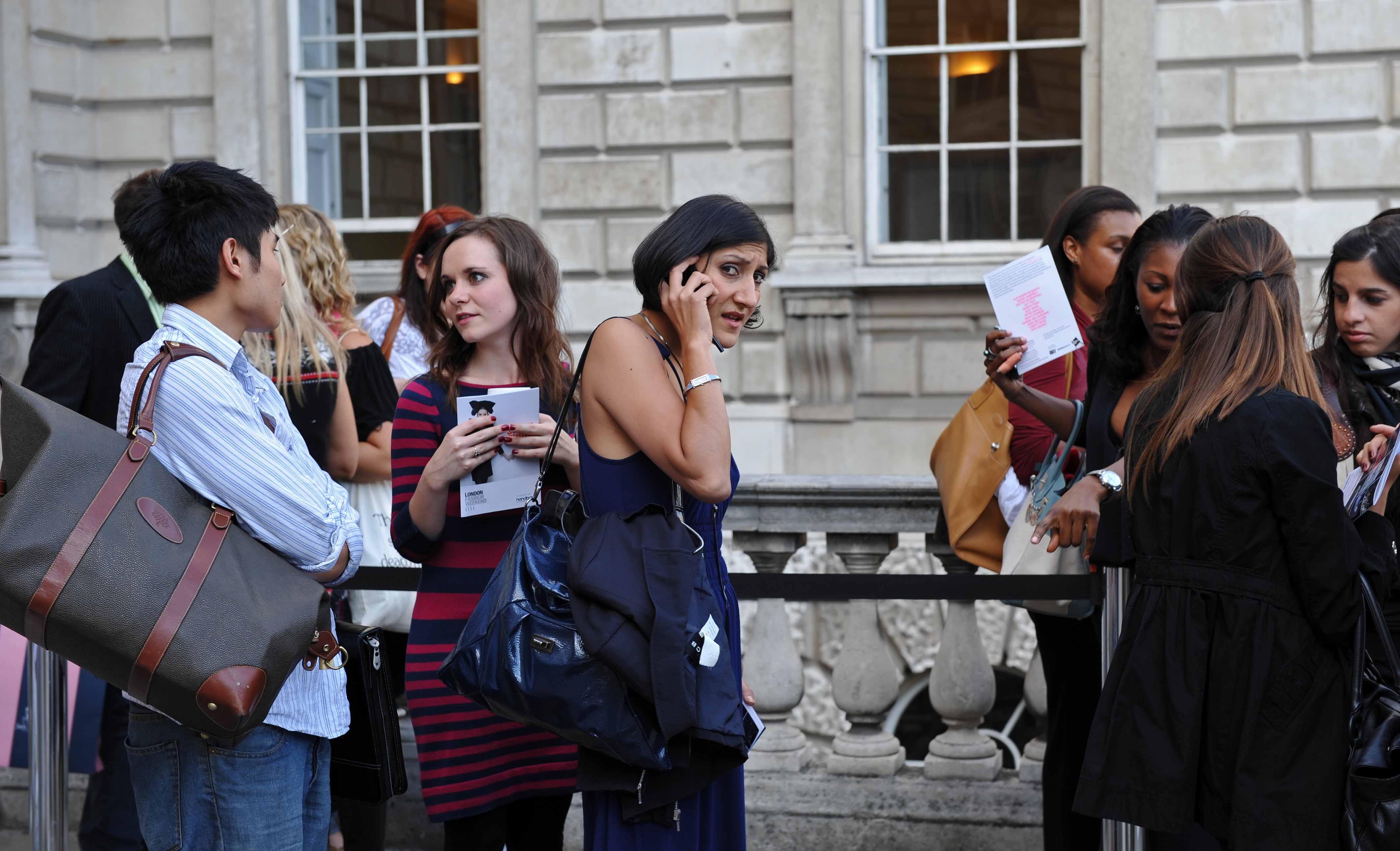 Público y fotógrafos en una jornada de London Fashion Week