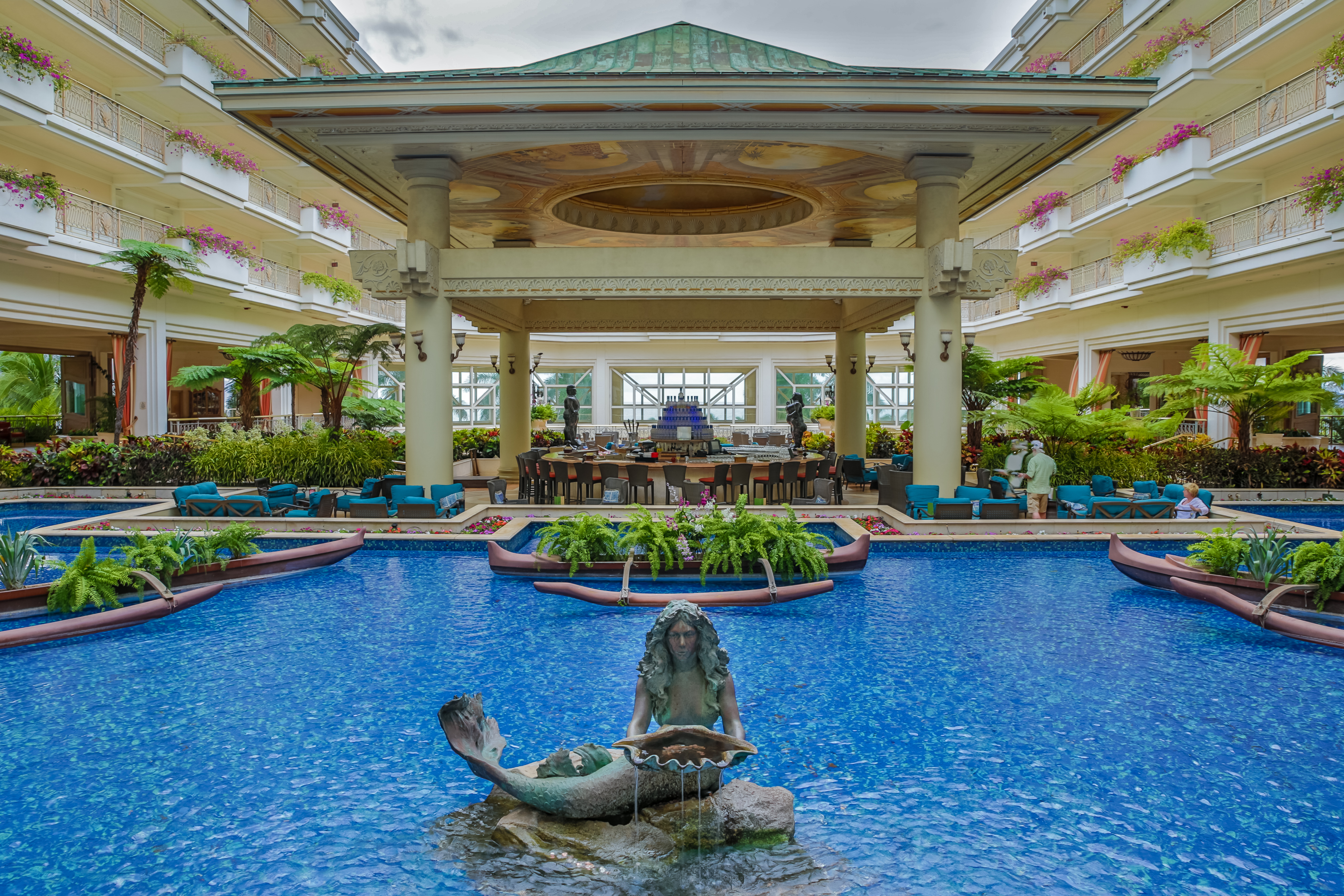 Here's another handheld in-camera HDR shot with the 5D3. I should have cleaned up the motion blur of the guy standing up with Photoshop but I didn't notice it at the time. It took me 4 tries to get this shot perfectly centered. Grand Wailea