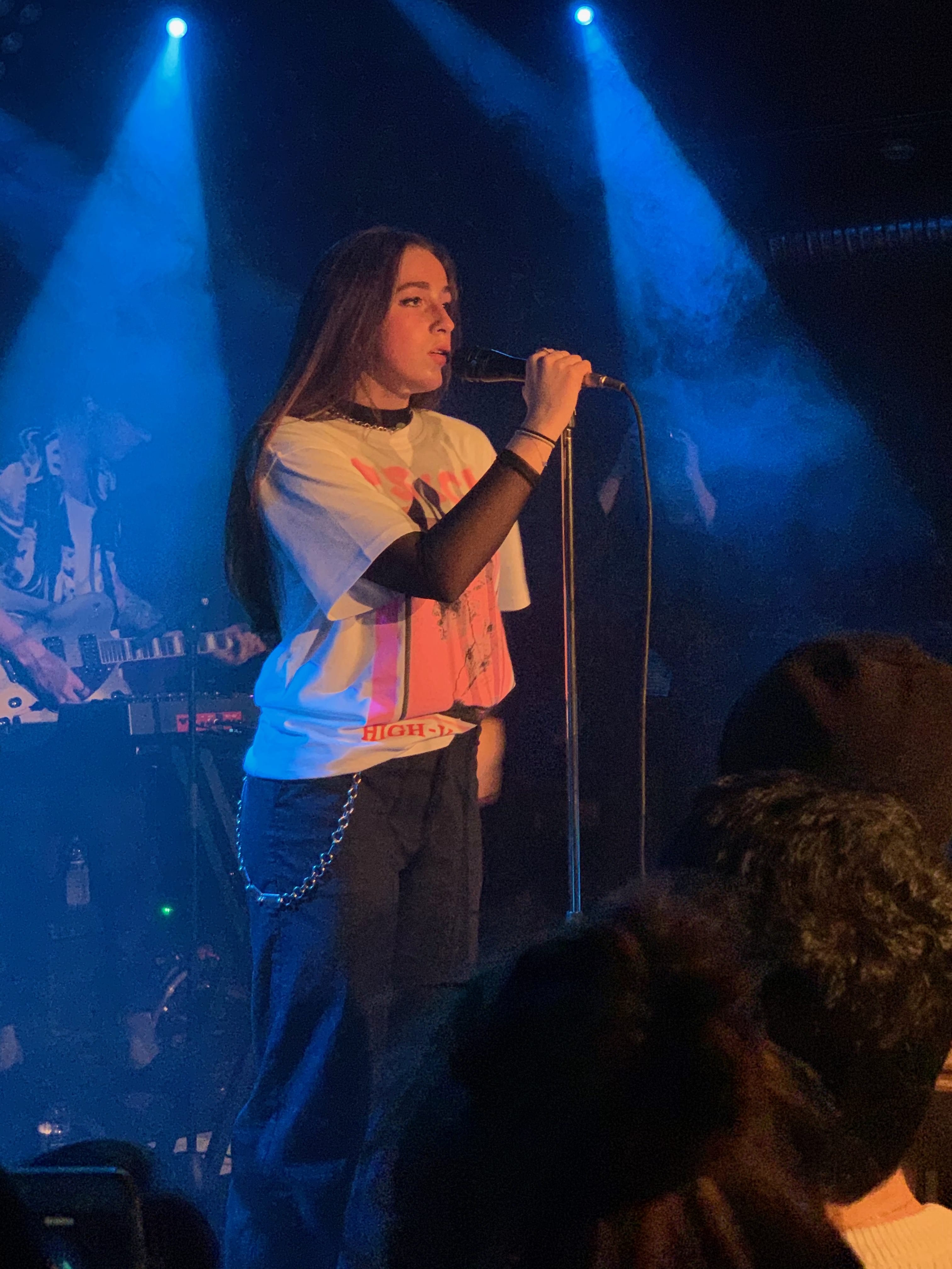 Tate McRae durante una actuación en Berlín