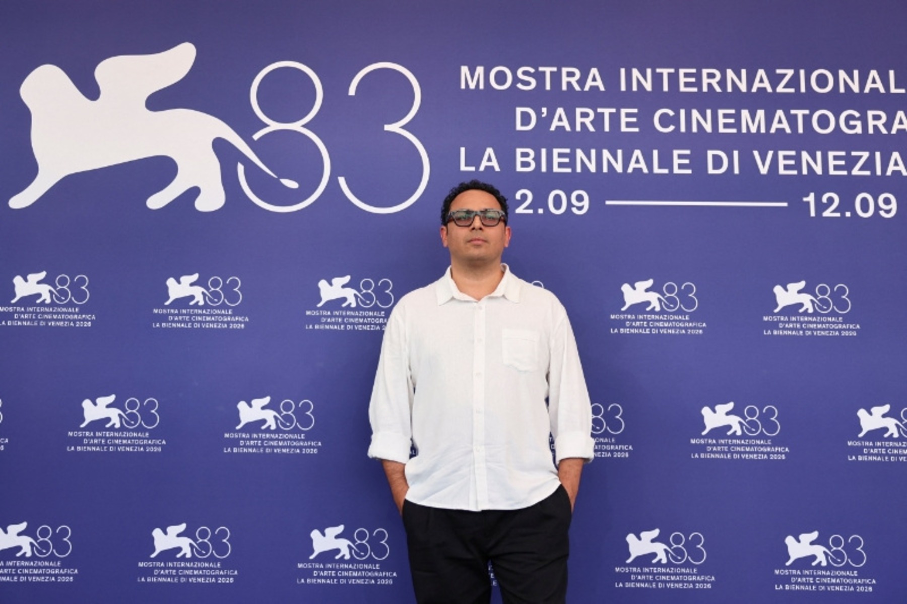 El director Ali Asgari durante el photocall de A Bit of Light en Venecia