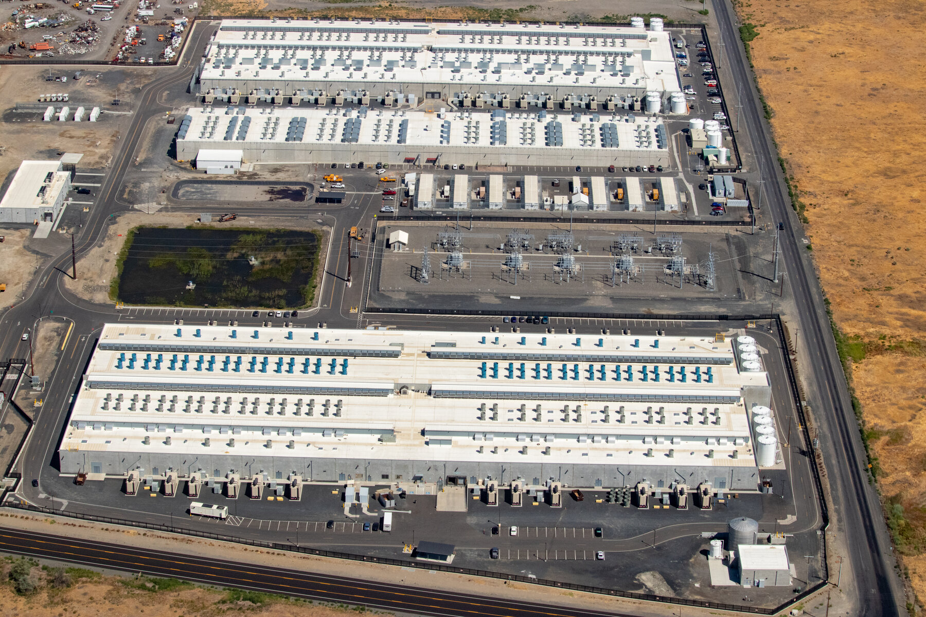 Vista aérea de tres centros de datos de Amazon Web Services en Oregón, Estados Unidos