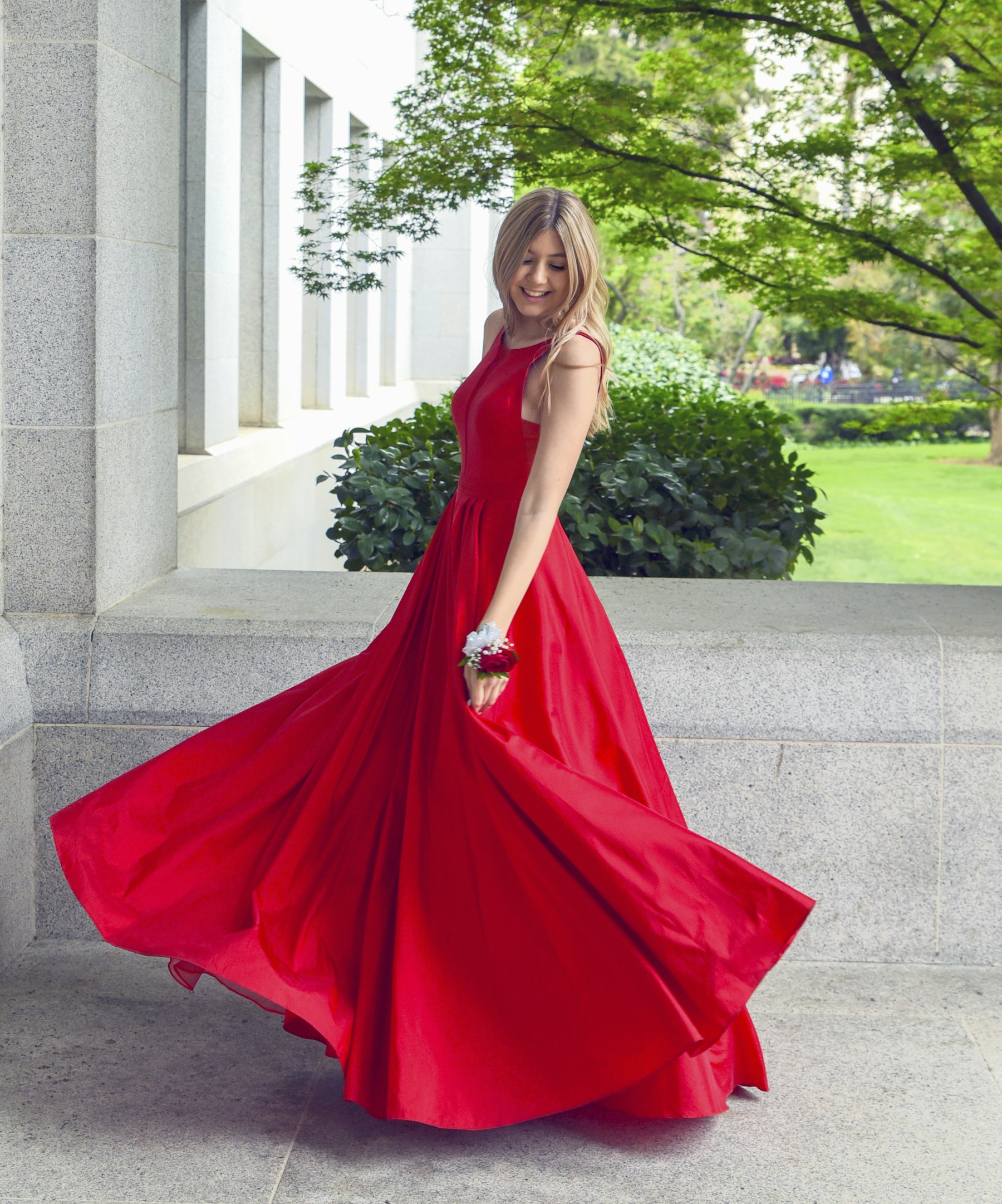 Vestido de alta costura con bordados y brillo en un entorno de pasarela