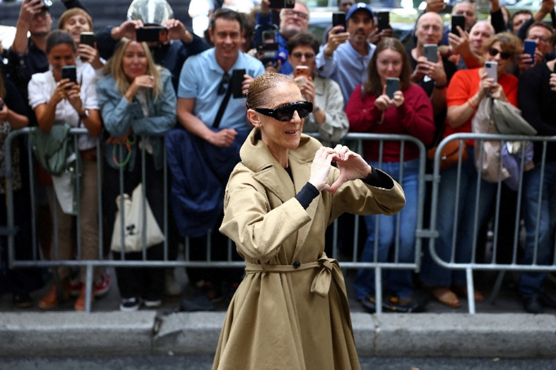 Céline Dion saluda a sus seguidores al llegar a París en agosto de 2026