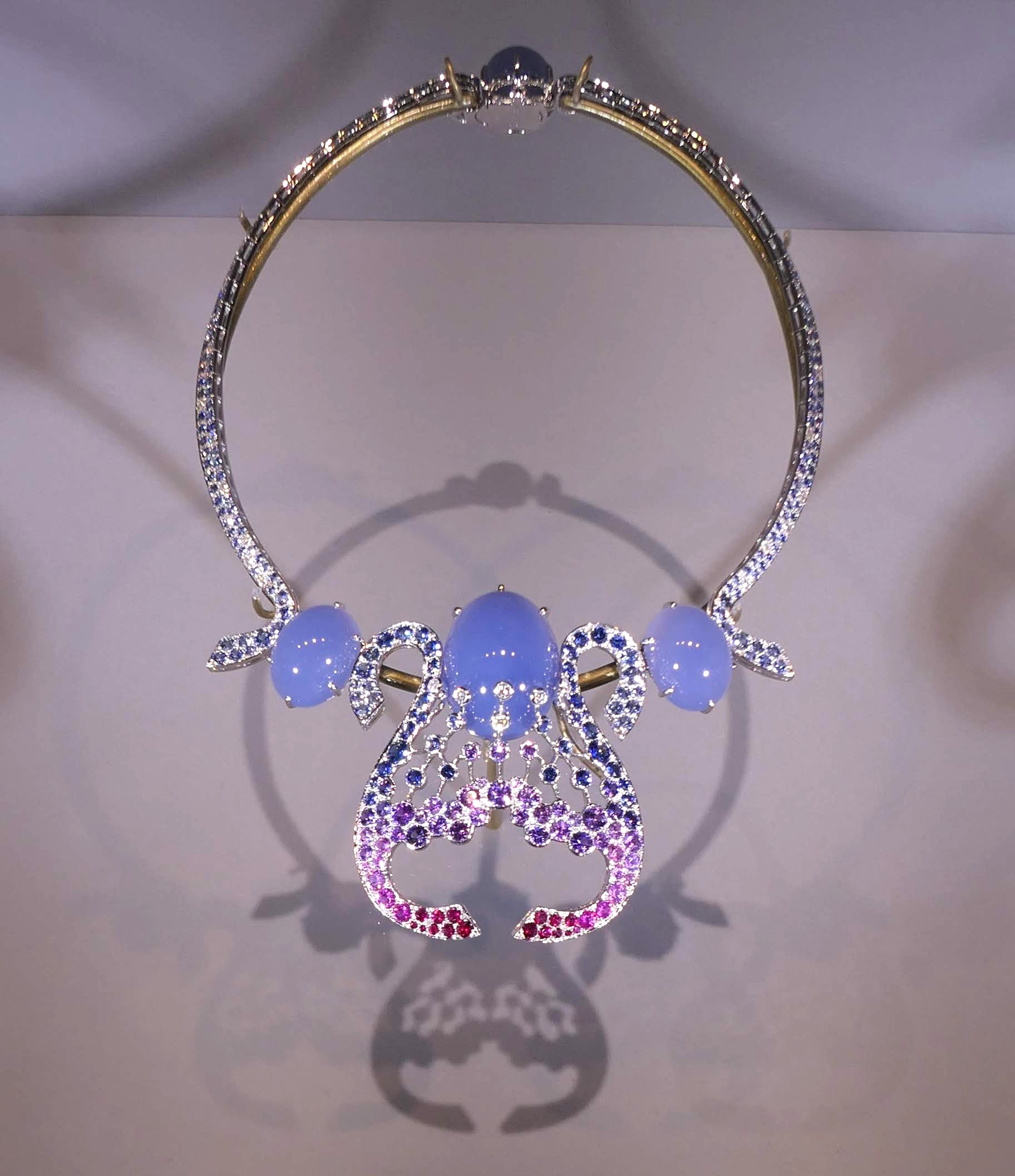 Collar de alta joyería de Van Cleef & Arpels presentado en una exposición