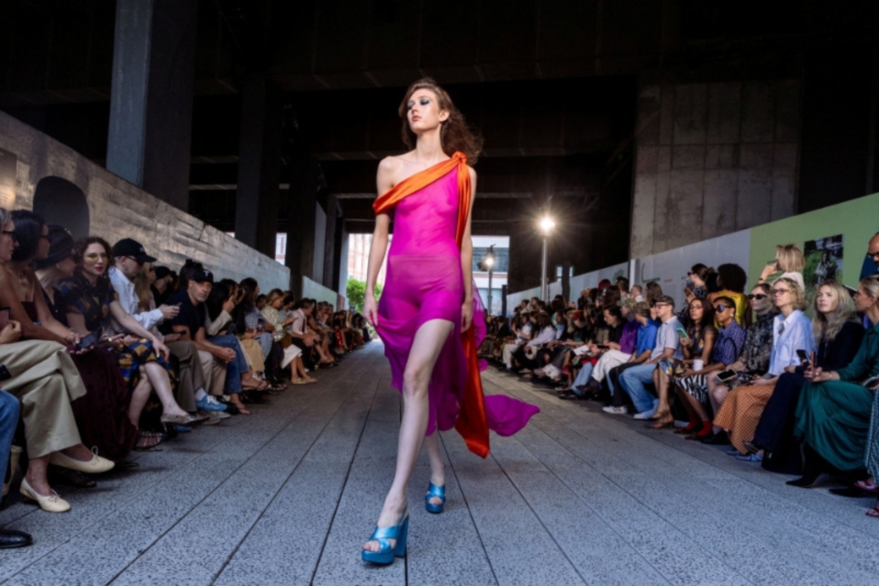 Una modelo presenta la nueva colección de Diane von Furstenberg en Nueva York