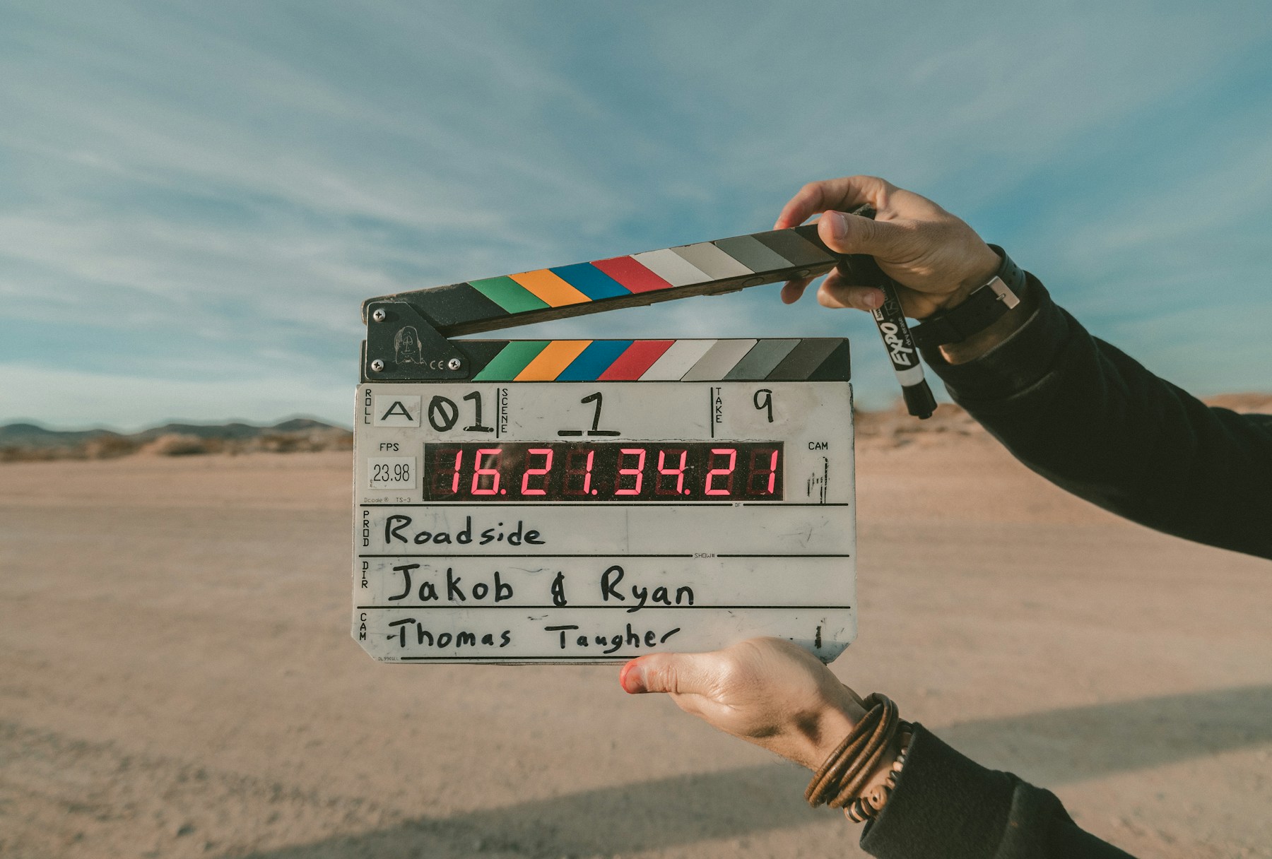 Luces, cámara y claqueta en un set de cine y televisión