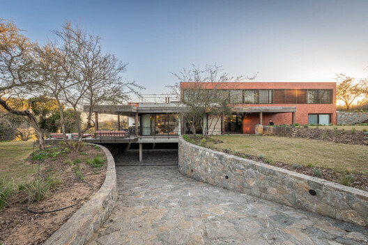Vivienda en Estancia El Terrón integrada al paisaje argentino