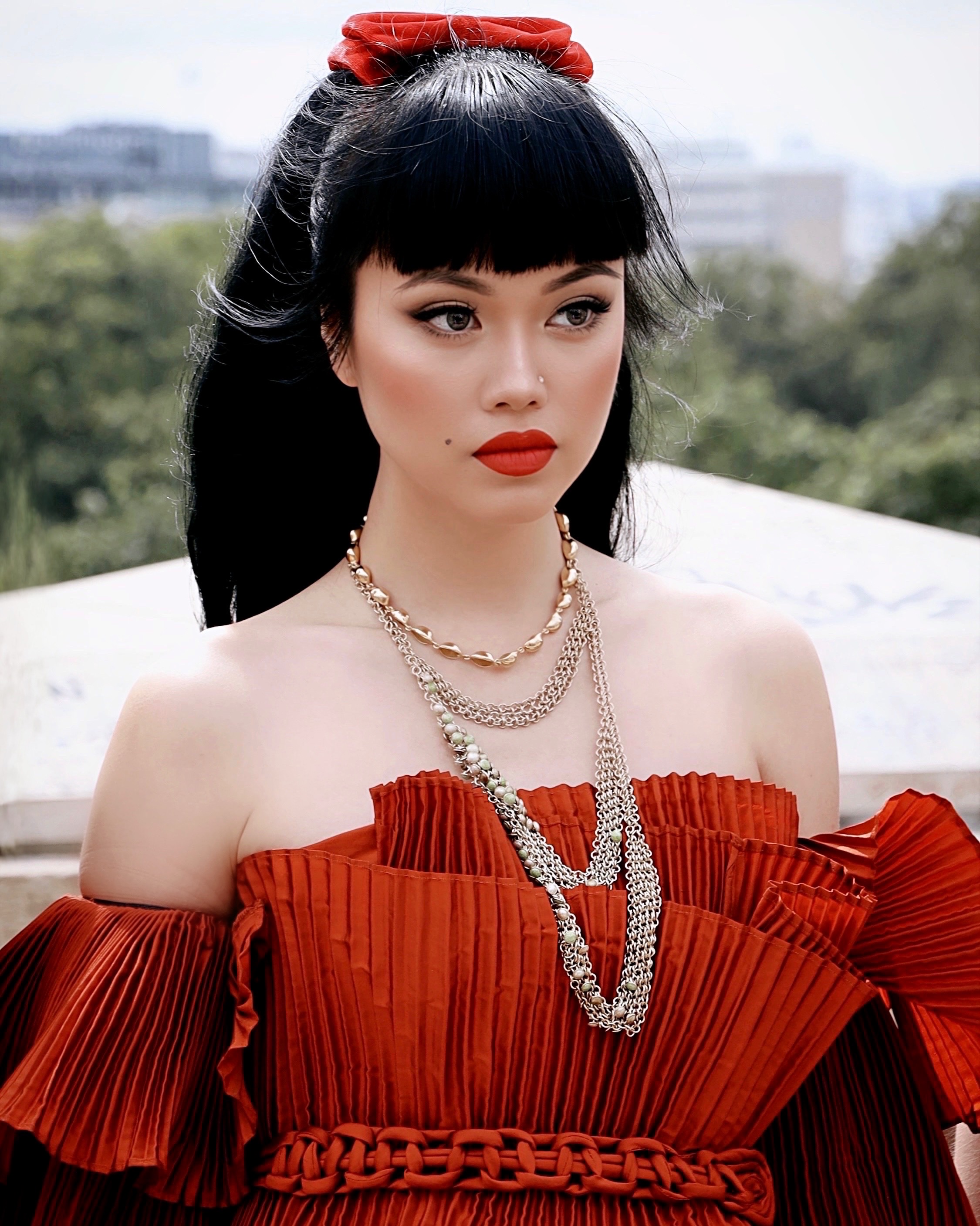 Jessica Minh Anh con un vestido rojo durante Paris Fashion Week Haute Couture