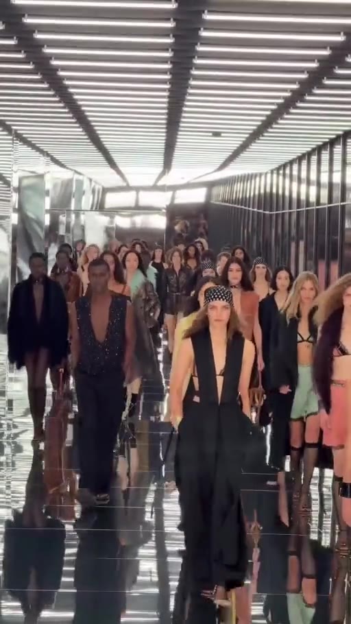 Final de la colección Fendi Spring 2027 de Maria Grazia Chiuri en Milán
