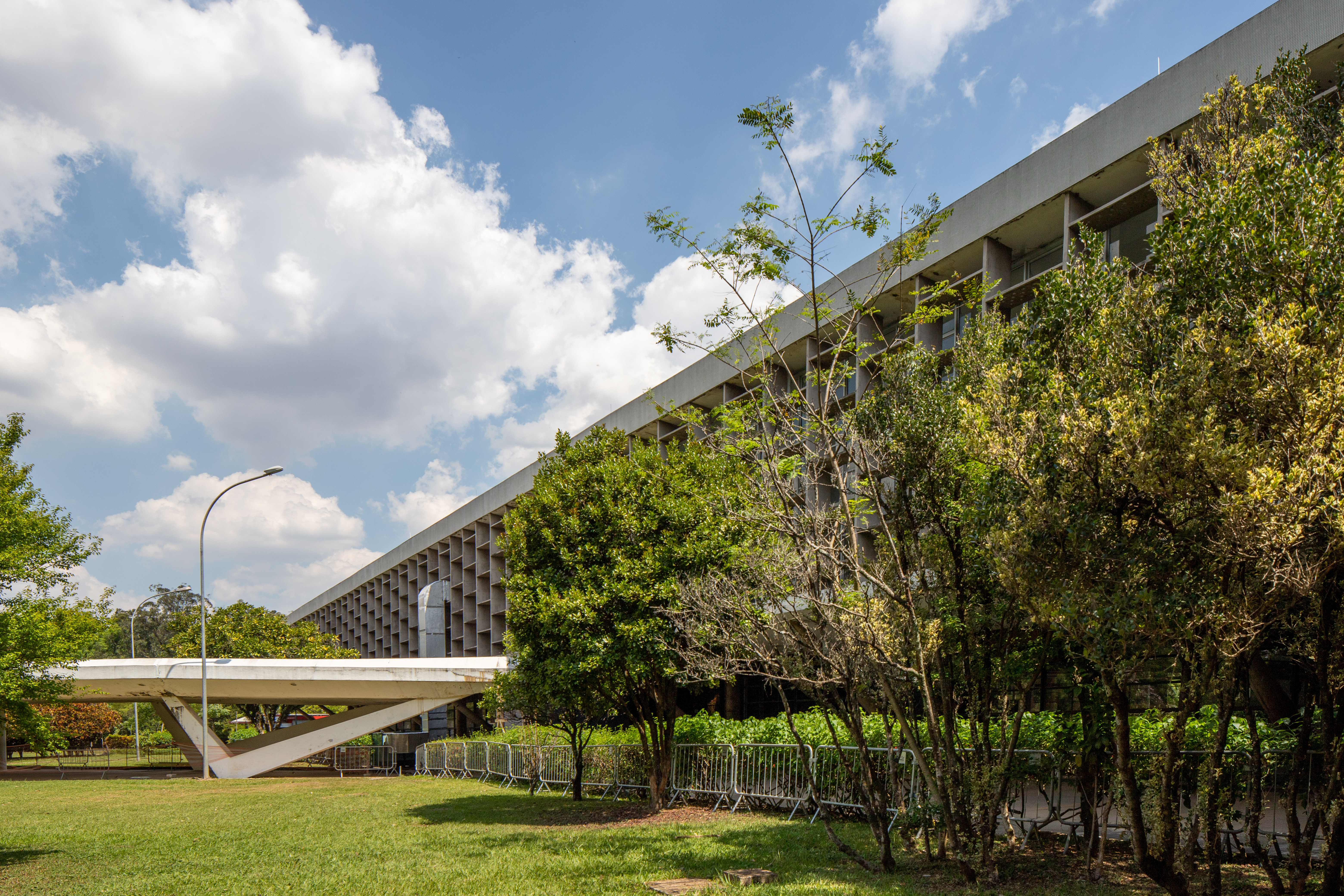 Pavilhão Engenheiro Armando Arruda Pereira en Parque Ibirapuera, archivo de octubre de 2019; contexto del parque