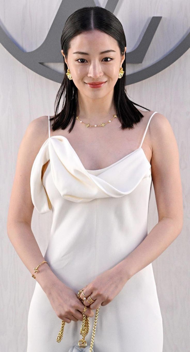 Suzu Hirose durante Paris Fashion Week 2024
