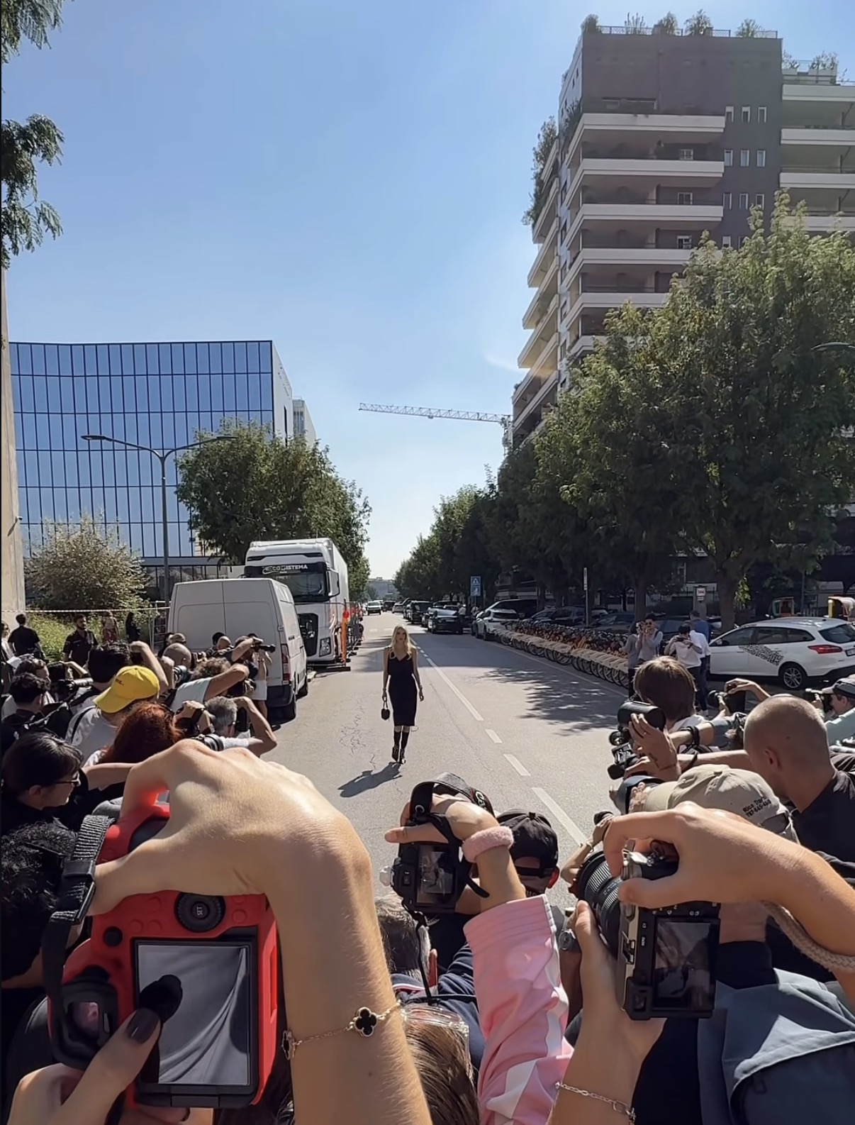 Fotógrafos a ambos lados de la calle durante una llegada a Prada en Milán