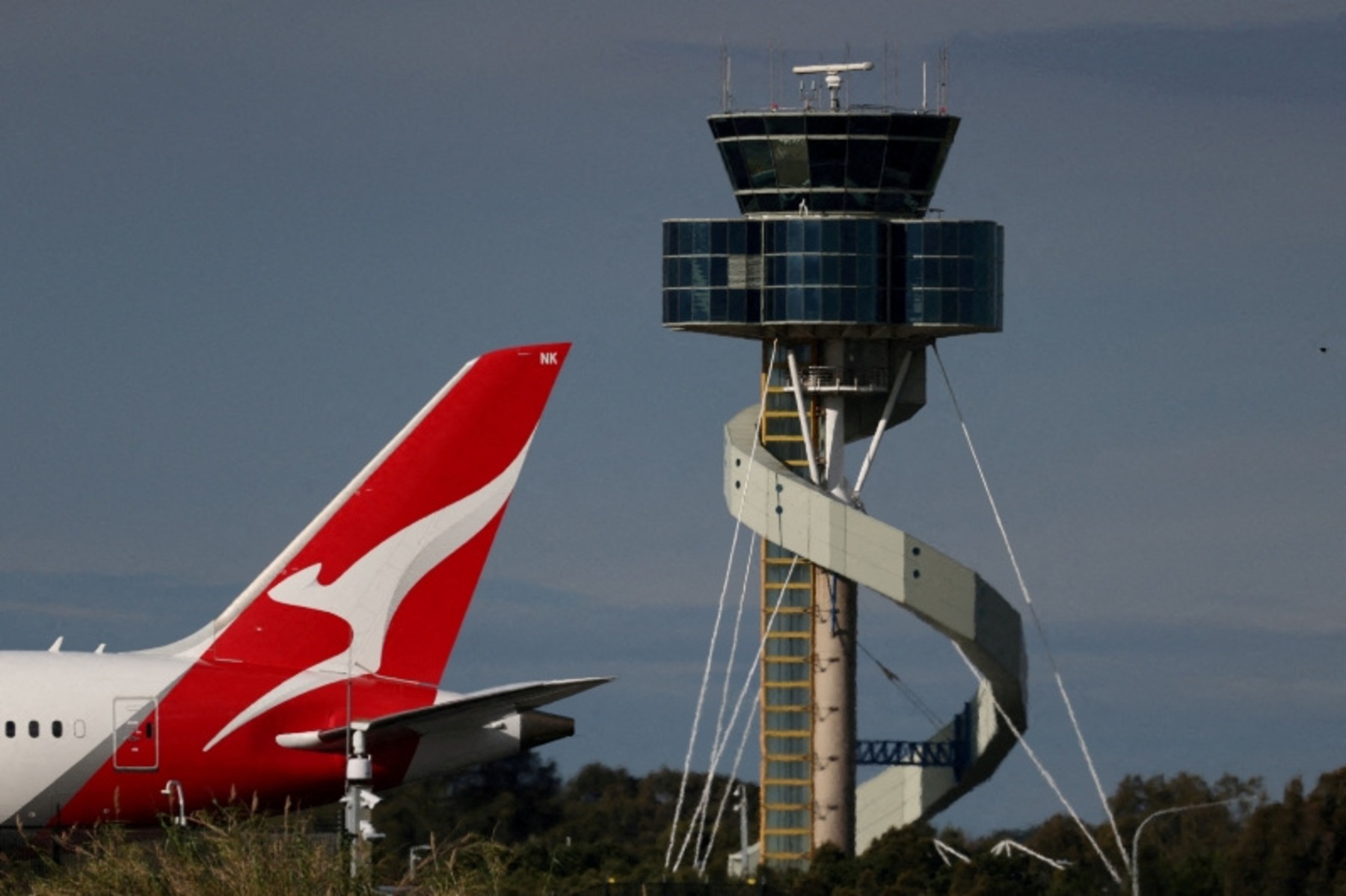Un avión de Qantas junto a la torre de control del aeropuerto de Sídney