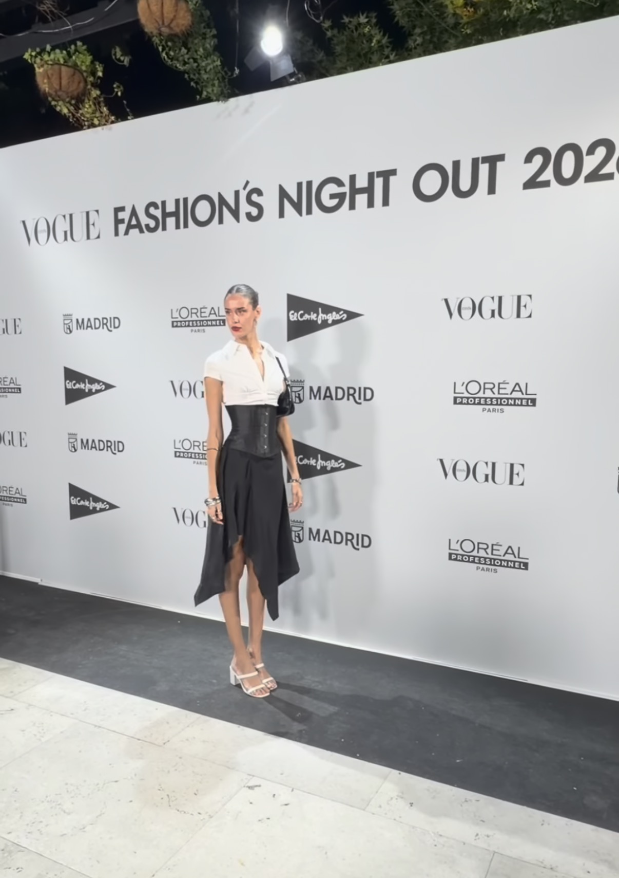 Invitada posando en el photocall de Vogue Fashion’s Night Out Madrid 2026